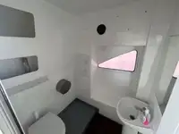 قارب مزدوج الهيكل للبيع