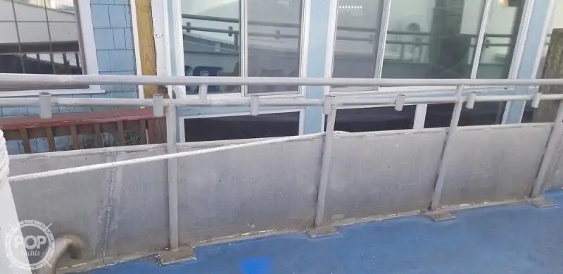 قارب مزدوج الهيكل للبيع