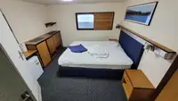 قارب مزدوج الهيكل للبيع