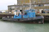 زورق السحب للبيع