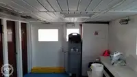 قارب مزدوج الهيكل للبيع