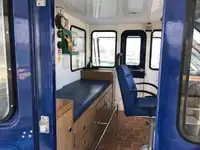 قارب مزدوج الهيكل للبيع