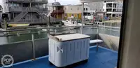 قارب مزدوج الهيكل للبيع