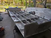 قوارب العمل للبيع