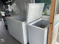 قارب مزدوج الهيكل للبيع
