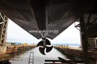قارب مزدوج الهيكل للبيع