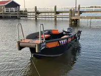 قوارب العمل للبيع