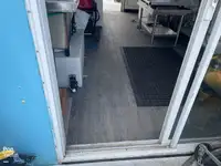 قارب مزدوج الهيكل للبيع