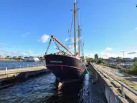 سفينة مطعم للبيع