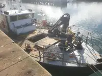 قوارب العمل للبيع
