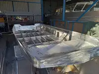 قوارب العمل للبيع