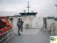 قارب مزدوج الهيكل للبيع
