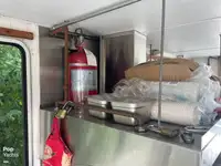 قارب مزدوج الهيكل للبيع