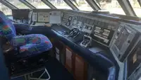 قارب مزدوج الهيكل للبيع
