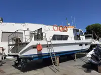 قارب طاقم للبيع