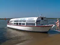 سفينة العبارة للبيع