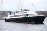 قارب مزدوج الهيكل للبيع