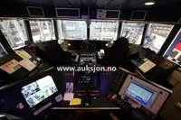 قارب مزدوج الهيكل للبيع
