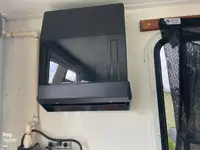قارب مزدوج الهيكل للبيع