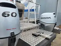 قارب مزدوج الهيكل للبيع