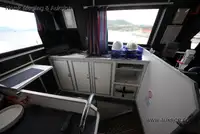 قارب مزدوج الهيكل للبيع