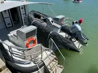 قارب مزدوج الهيكل للبيع