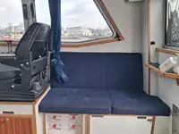 قارب مزدوج الهيكل للبيع