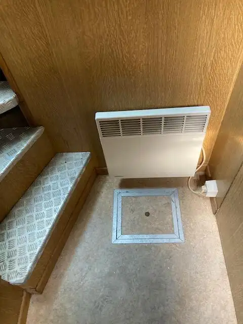قوارب العمل للبيع