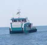 قارب مزدوج الهيكل للبيع
