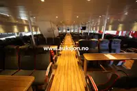 قارب مزدوج الهيكل للبيع
