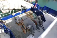 قارب مزدوج الهيكل للبيع