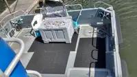 قارب مزدوج الهيكل للبيع
