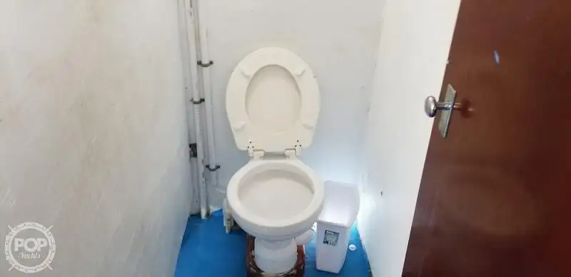 قارب مزدوج الهيكل للبيع
