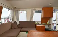 قارب مزدوج الهيكل للبيع