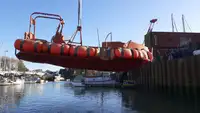 قوارب العمل للبيع