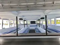 قارب مزدوج الهيكل للبيع
