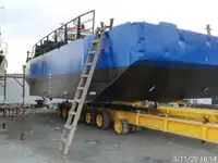 قوارب العمل للبيع