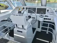 قارب مزدوج الهيكل للبيع