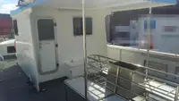 قوارب العمل للبيع