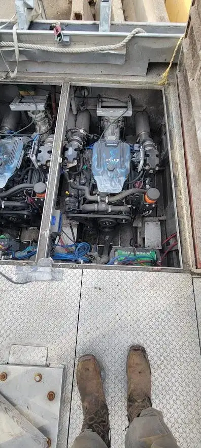 قوارب العمل للبيع