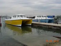 قارب مزدوج الهيكل للبيع