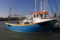 قوارب العمل للبيع