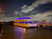 سفينة العبارة للبيع