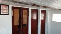 قارب مزدوج الهيكل للبيع