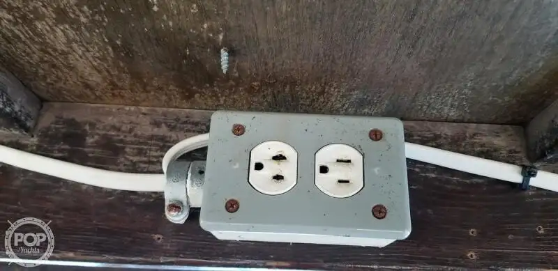 قارب مزدوج الهيكل للبيع