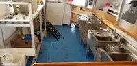 قارب مزدوج الهيكل للبيع