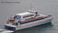 قارب مزدوج الهيكل للبيع