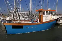 قوارب العمل للبيع