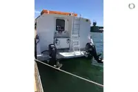 قارب مزدوج الهيكل للبيع