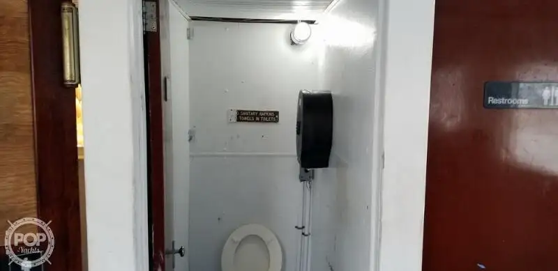 قارب مزدوج الهيكل للبيع